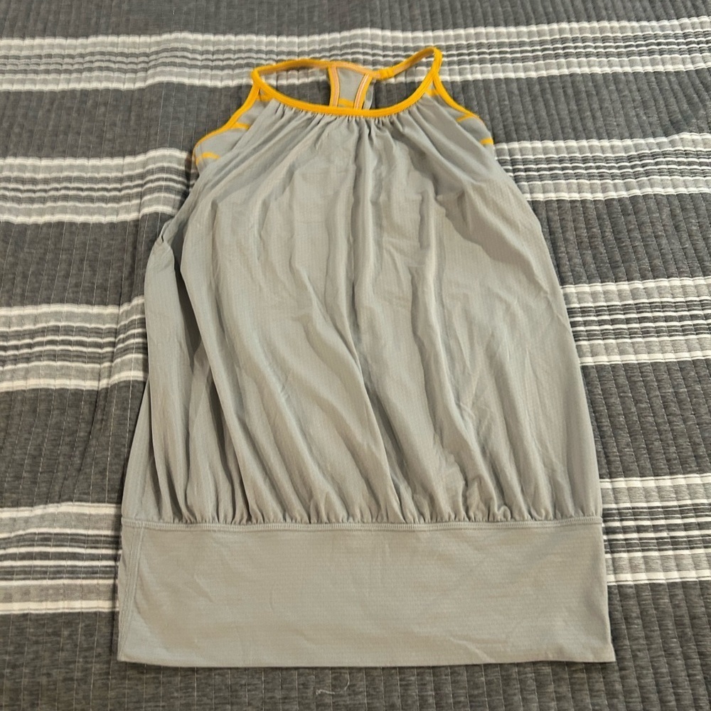 Lululemon Women’s Size 4 Athletic Tank with attached sports bra
